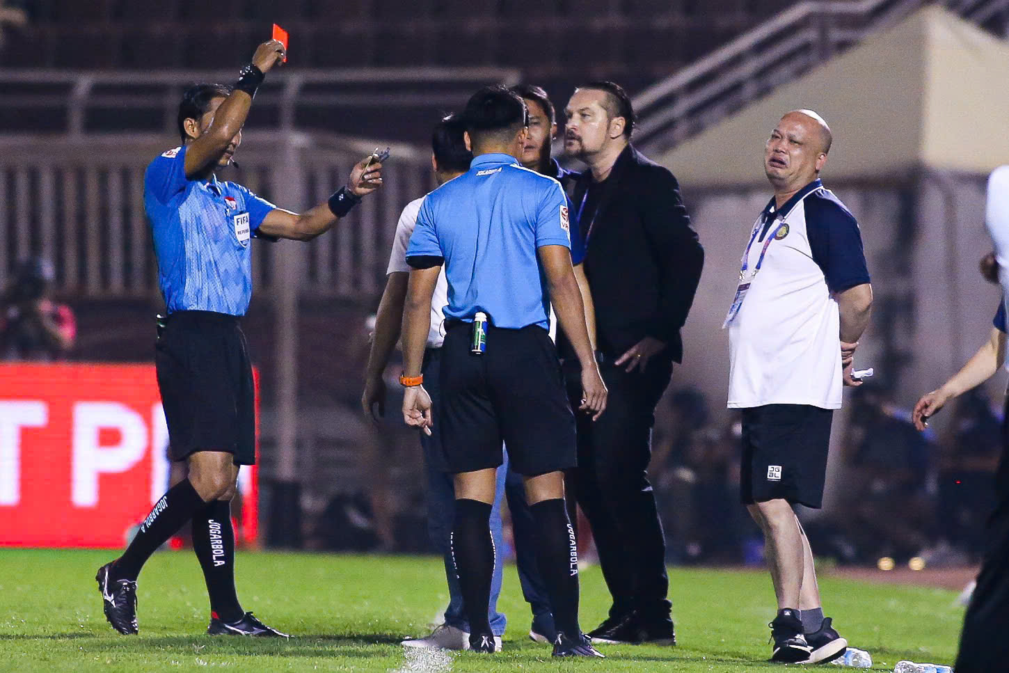 Thẻ phạt V.League chạm mốc đáng buồn - Sự suy giảm sức hút